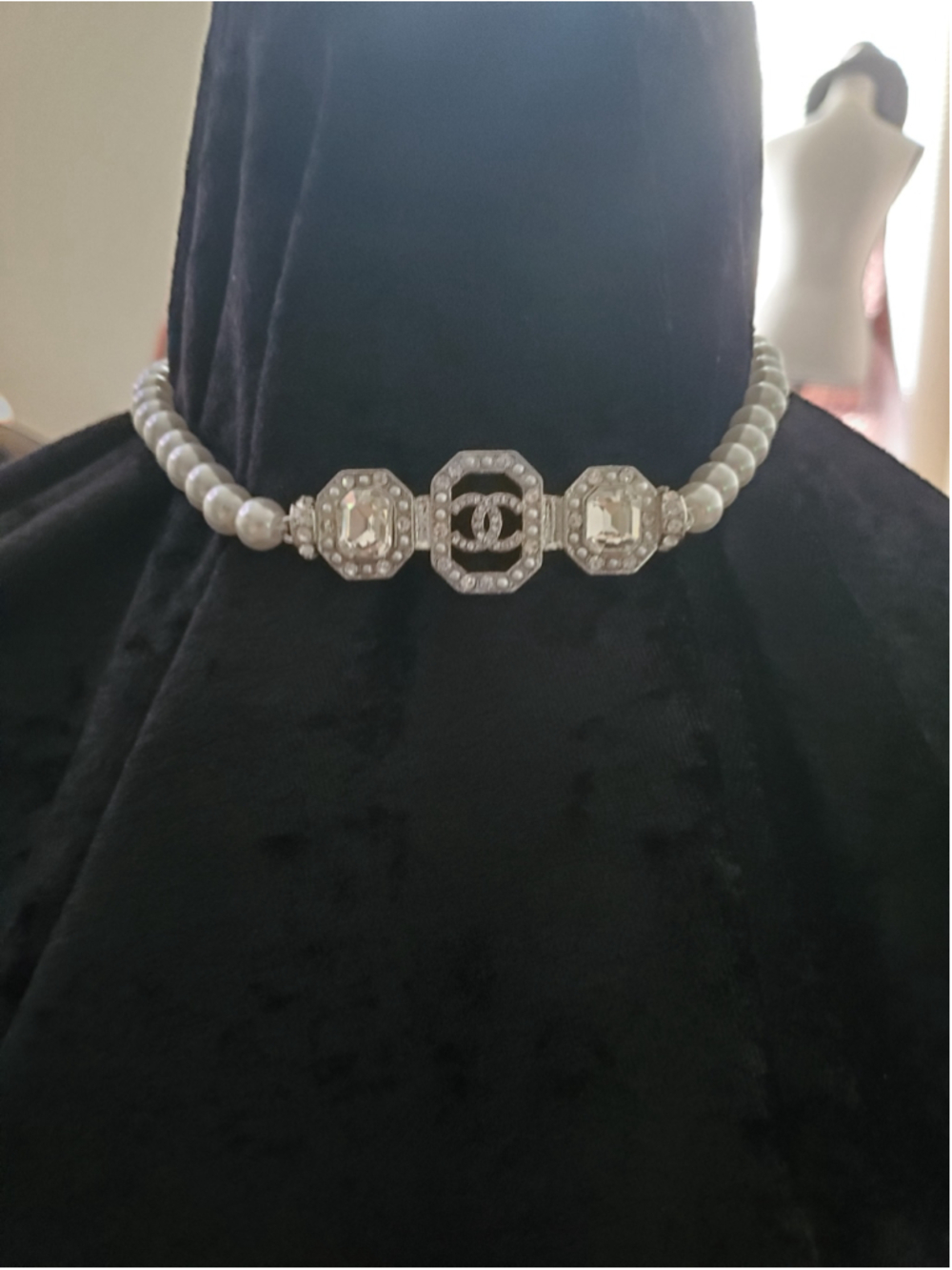 White faux pearls with silver-tone centerpiece. - Picture 4 of 5